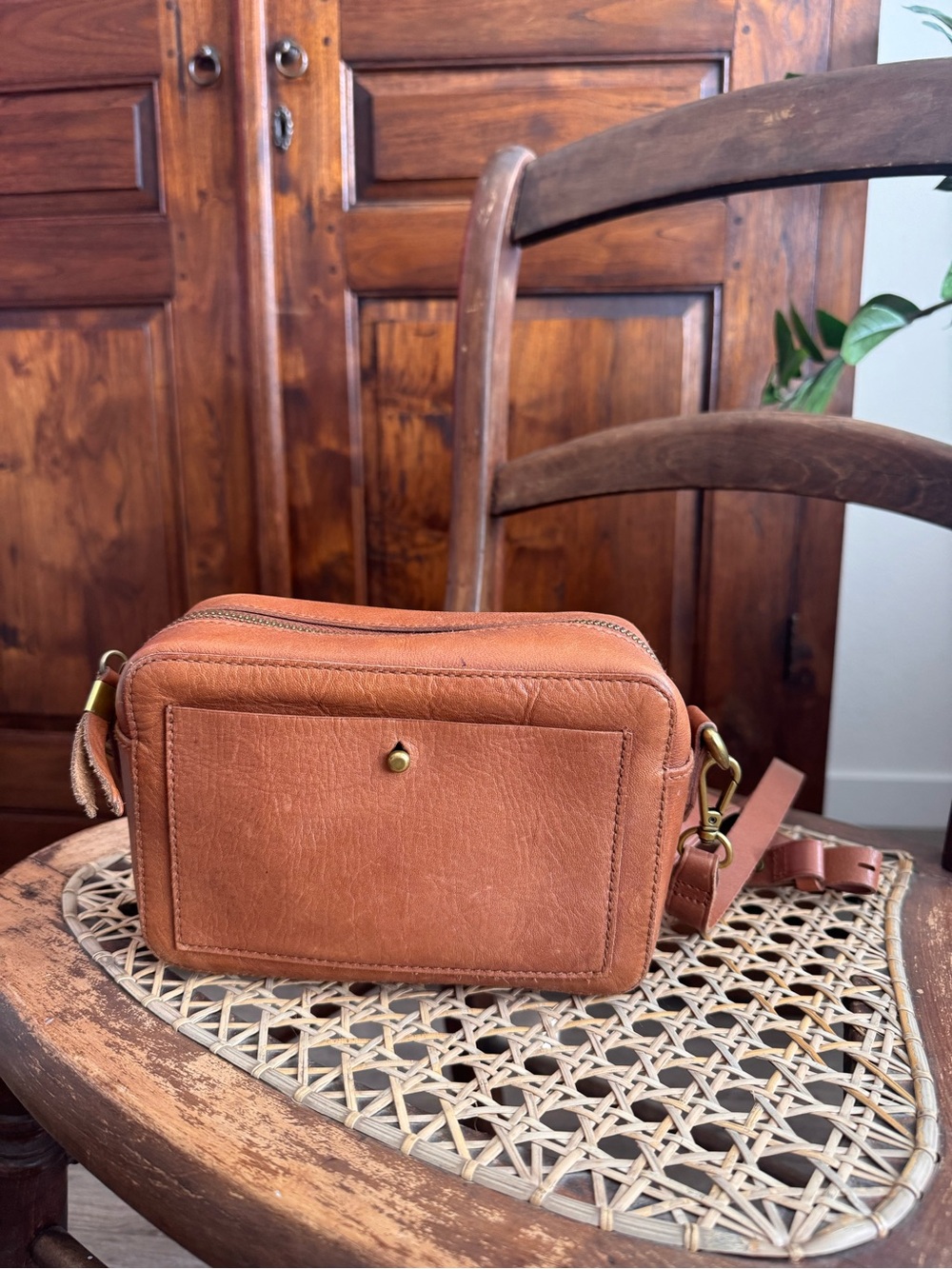 Madewell The Transport Camera Crossbody Bag in English Saddle brown leather
